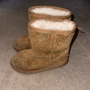 Girls Ugg Size 2